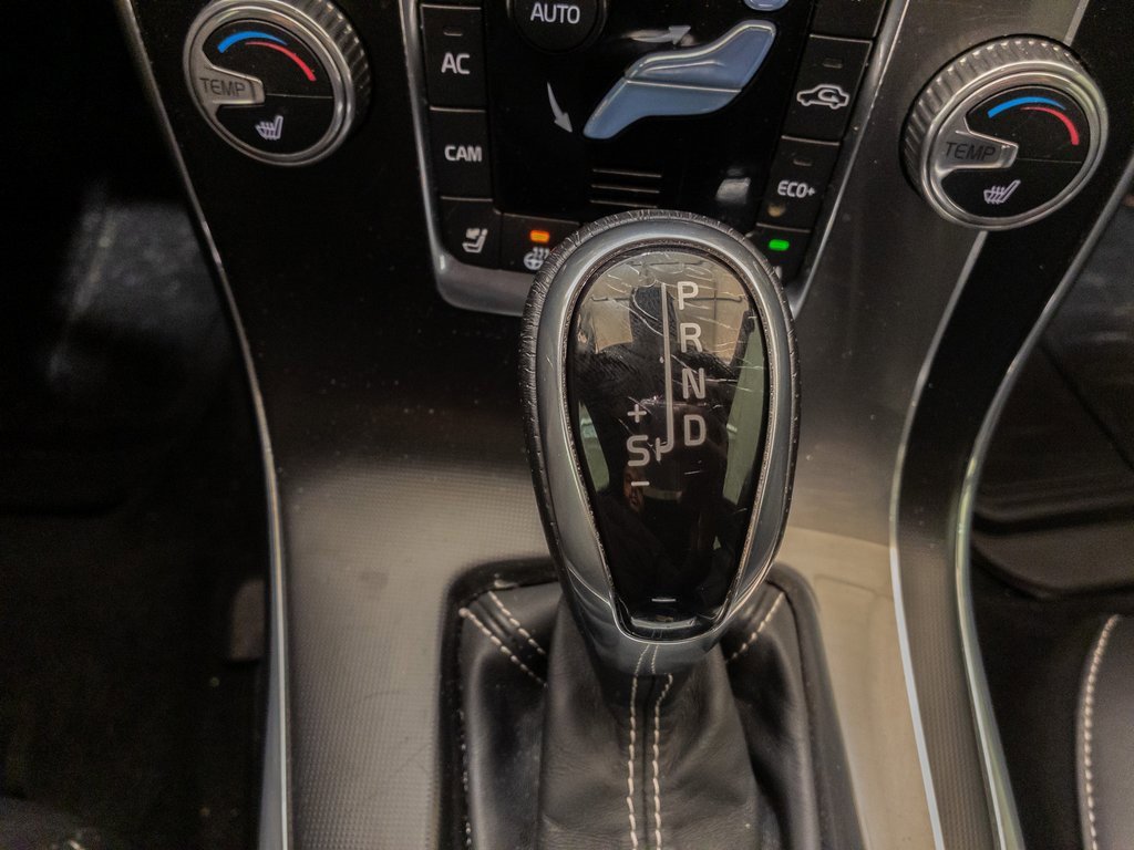 Used 2016 Volvo V60 T6 R-Design Platinum w/ Climate Package image 22