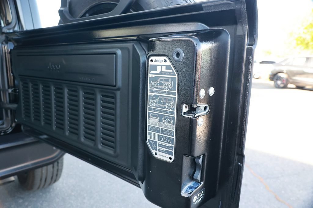 Used 2024 Jeep Wrangler Unlimited Sahara w/ Technology Group AWD/4WD image 40