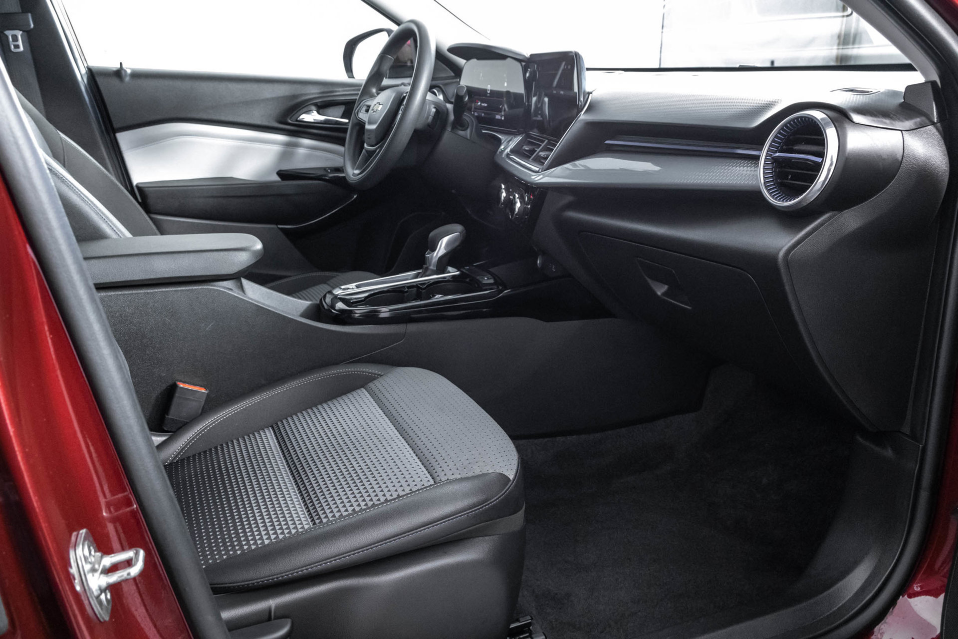 Used 2025 Chevrolet Trax LT FWD image 39