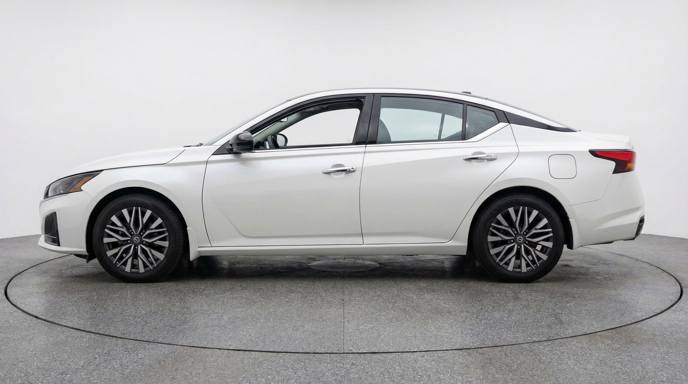 Used 2025 Nissan Altima 2.5 SV image 5