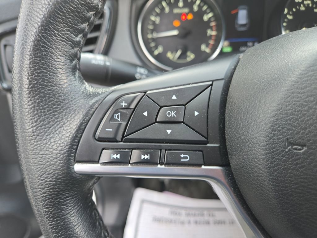 Used 2018 Nissan Rogue SV w/ Premium Package image 18