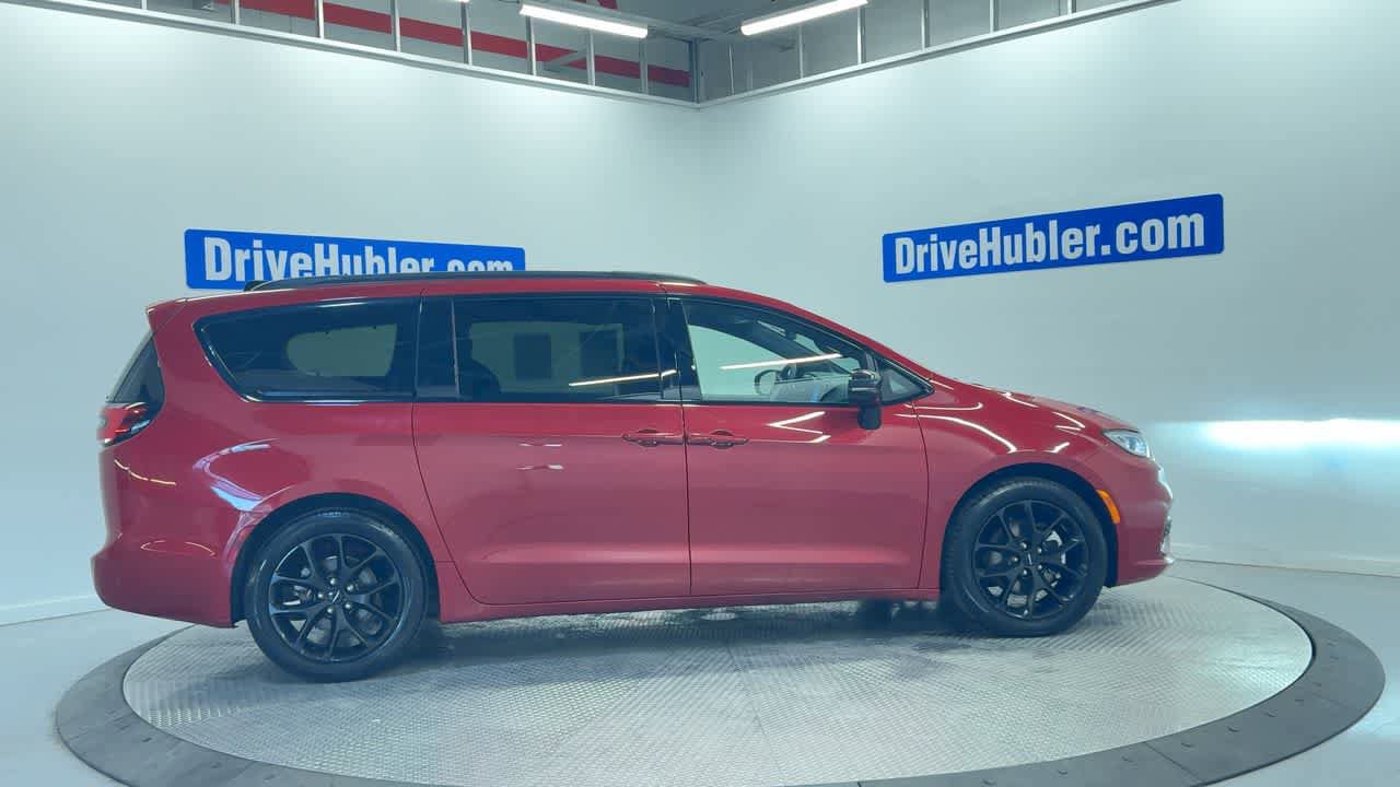 Used 2025 Chrysler Pacifica Limited FWD image 3