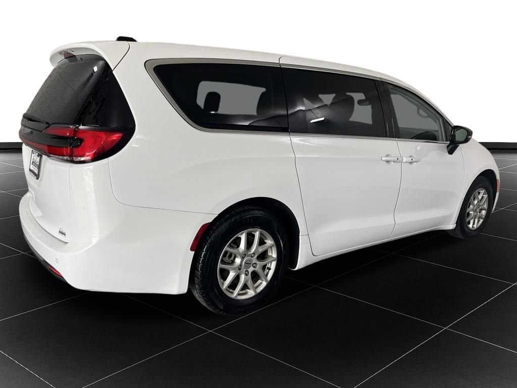 Used 2024 Chrysler Pacifica Touring-L FWD image 5