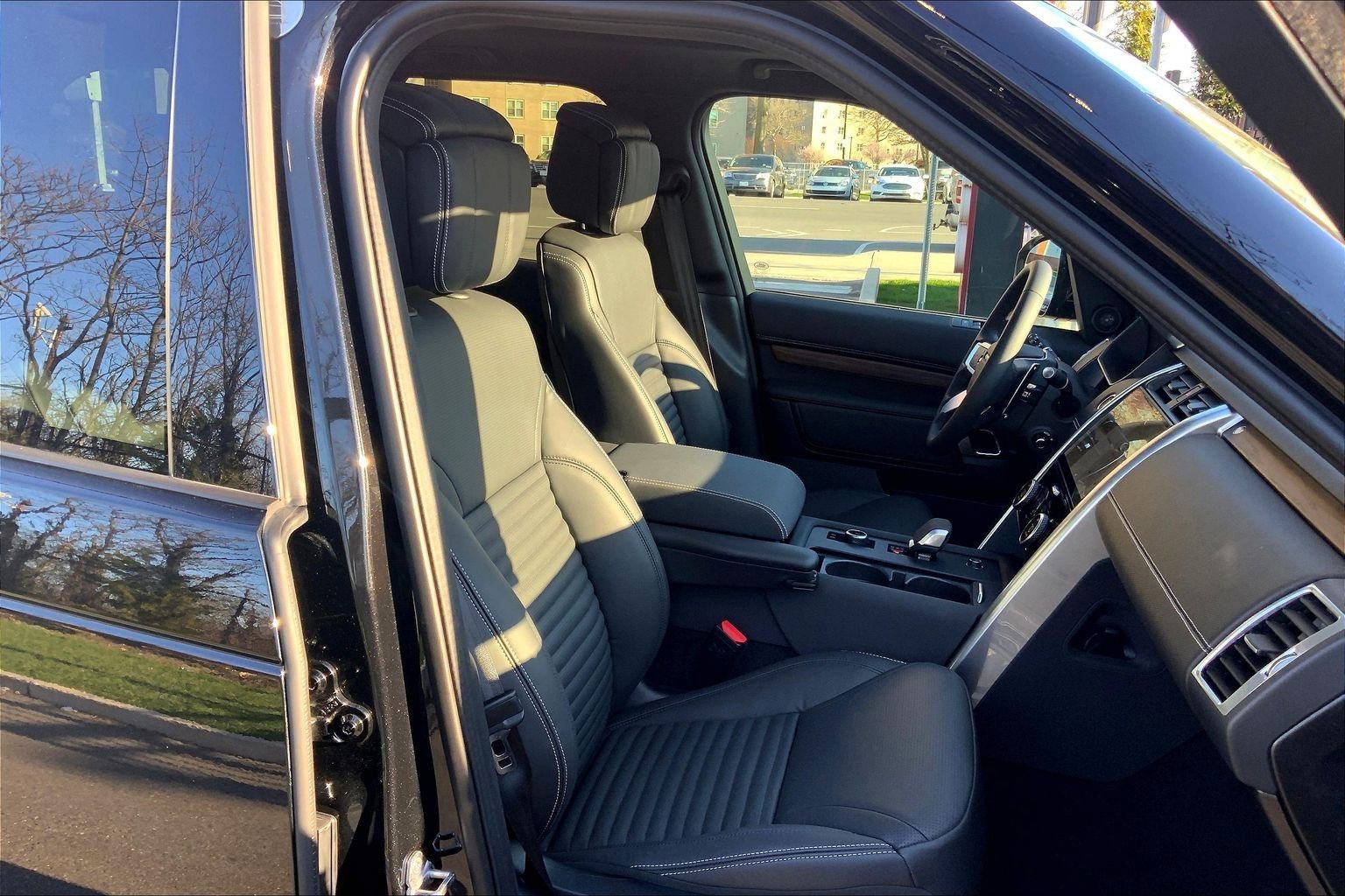 Used 2025 Land Rover Discovery Dynamic SE AWD/4WD image 8