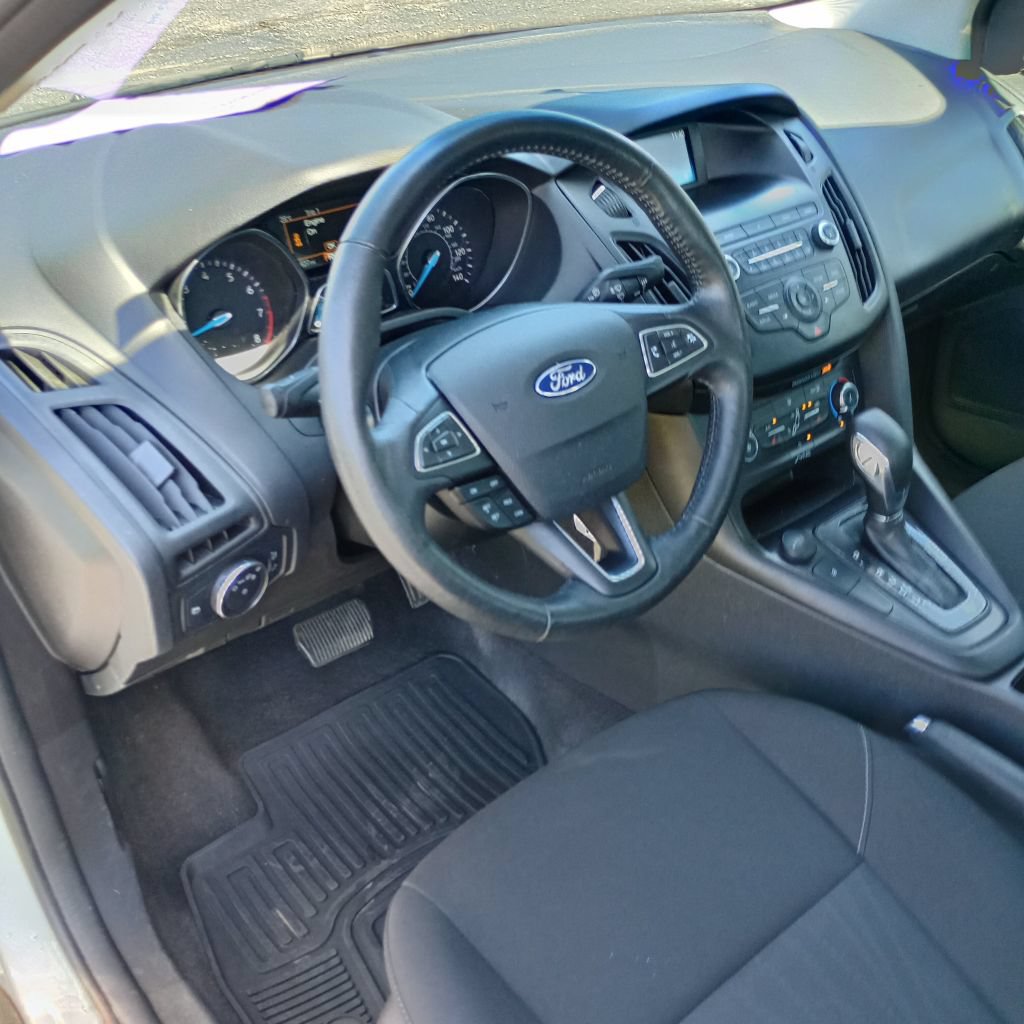 Used 2018 Ford Focus SE w/ Cold Weather Package FWD image 9