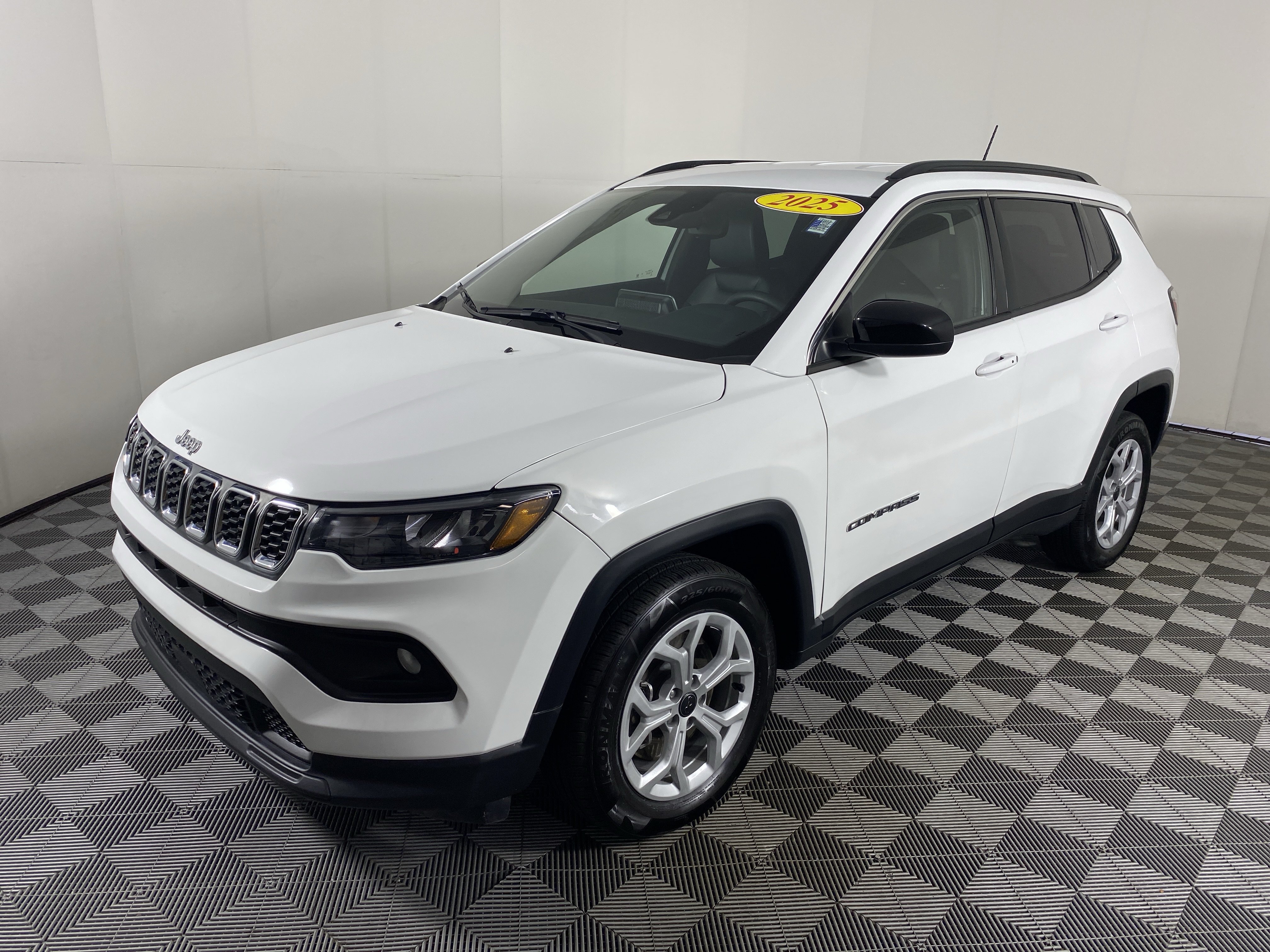 Used 2025 Jeep Compass Latitude AWD/4WD image 10