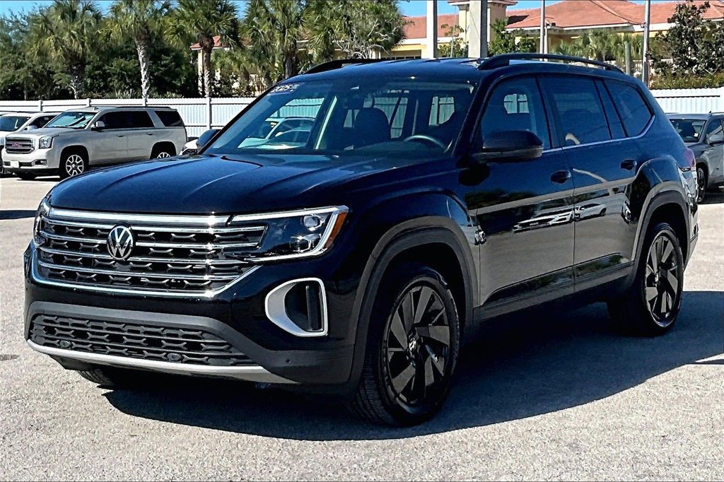 Certified 2025 Volkswagen Atlas SE w/ Black Wheel Package image 9