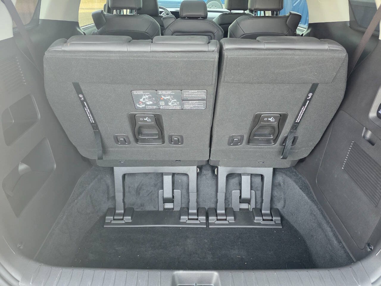 Used 2025 Kia Carnival SX w/ SX Dark Edition Package FWD image 32