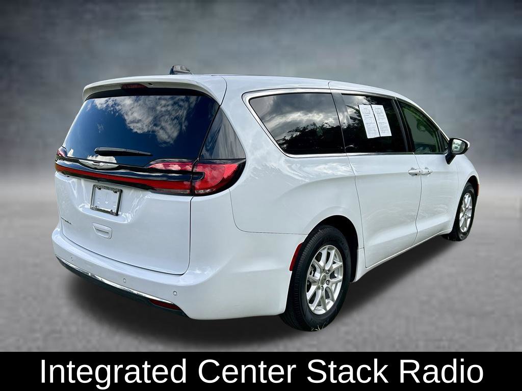 Used 2023 Chrysler Pacifica Touring-L FWD image 5