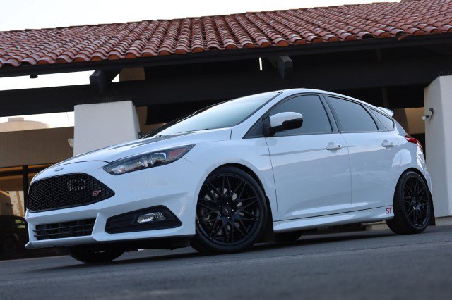 Used 2017 Ford Focus ST w/ Equipment Group 401A FWD image 3