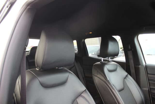 Used 2025 Jeep Compass Latitude w/ Convenience Group AWD/4WD image 33
