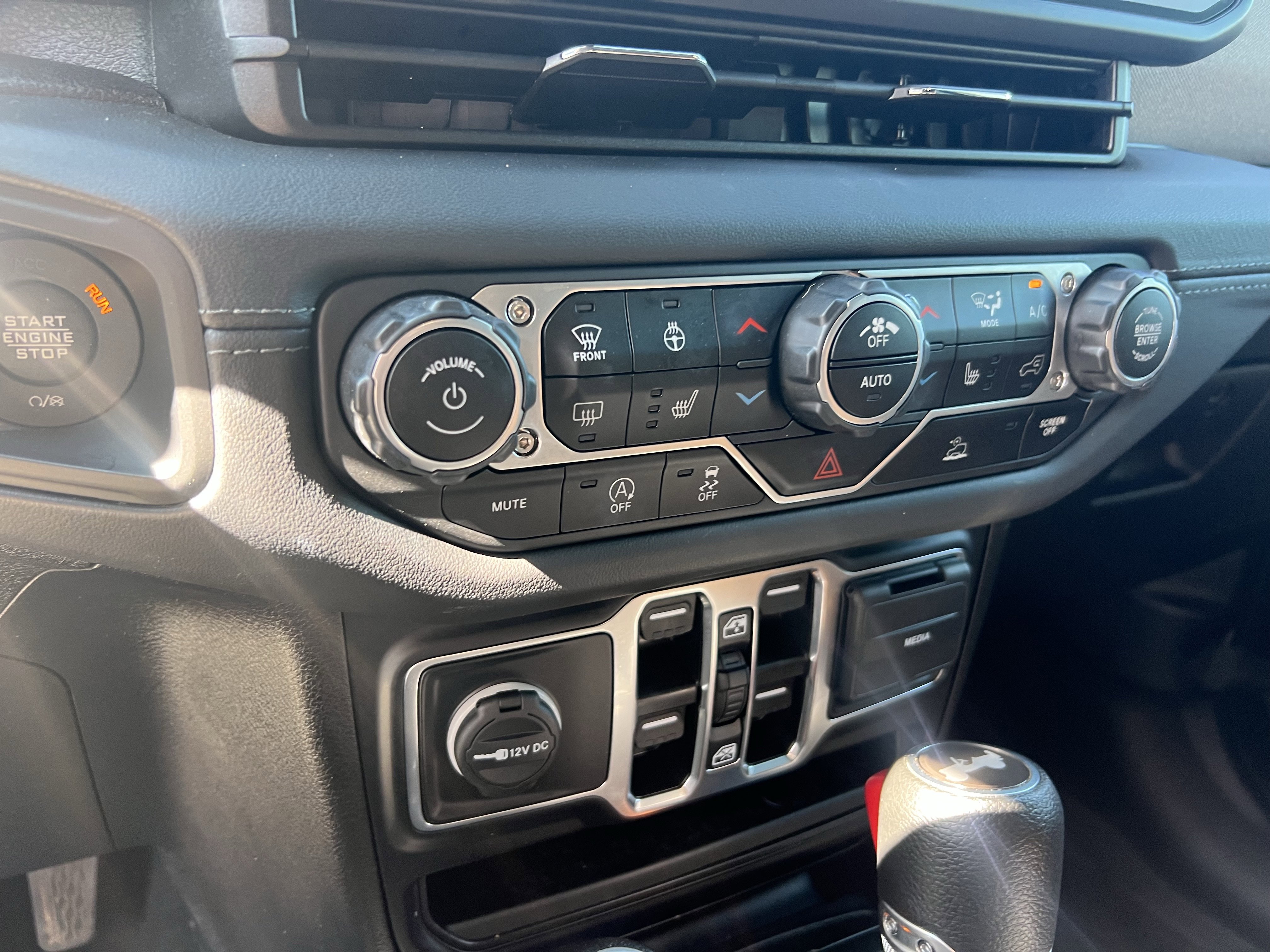 Used 2024 Jeep Wrangler Sahara image 26