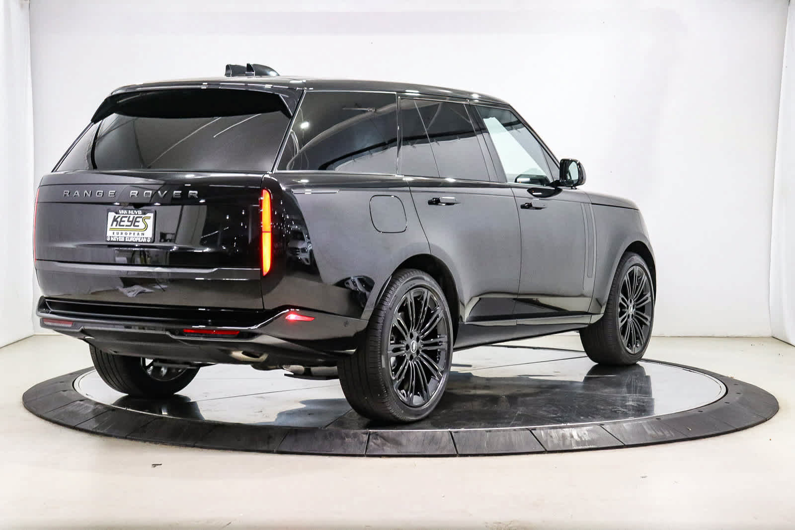 Used 2025 Land Rover Range Rover SE AWD/4WD image 4