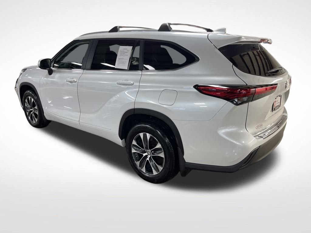 Used 2023 Toyota Highlander XLE image 3