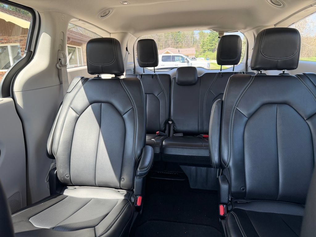 Used 2024 Chrysler Pacifica Touring-L FWD image 20