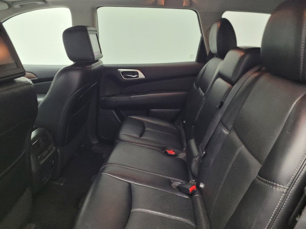 Used 2017 Nissan Pathfinder Platinum w/ Family Entertainment Package AWD/4WD image 18