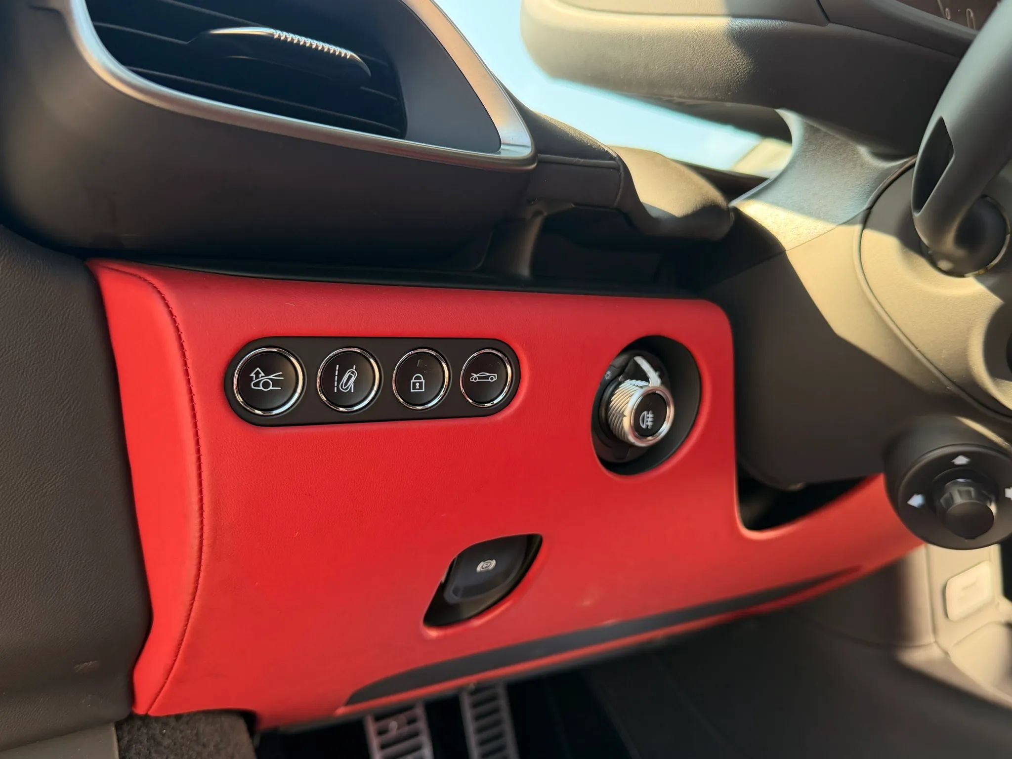Used 2023 McLaren Artura RWD image 17