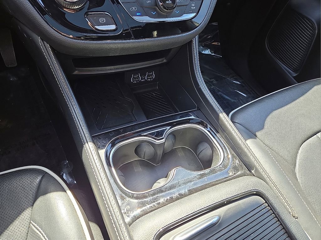 Used 2025 Chrysler Pacifica Limited image 31