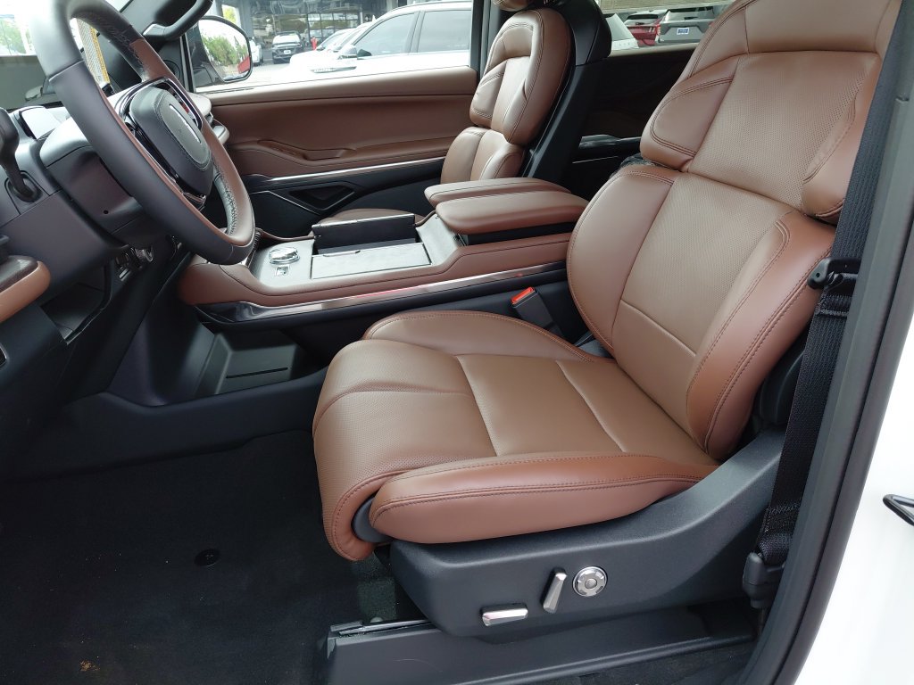 New 2026 Lincoln Navigator L Reserve AWD/4WD image 14