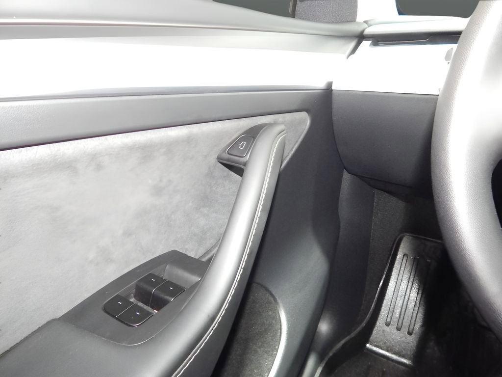 Used 2025 Tesla Model Y Long Range image 31