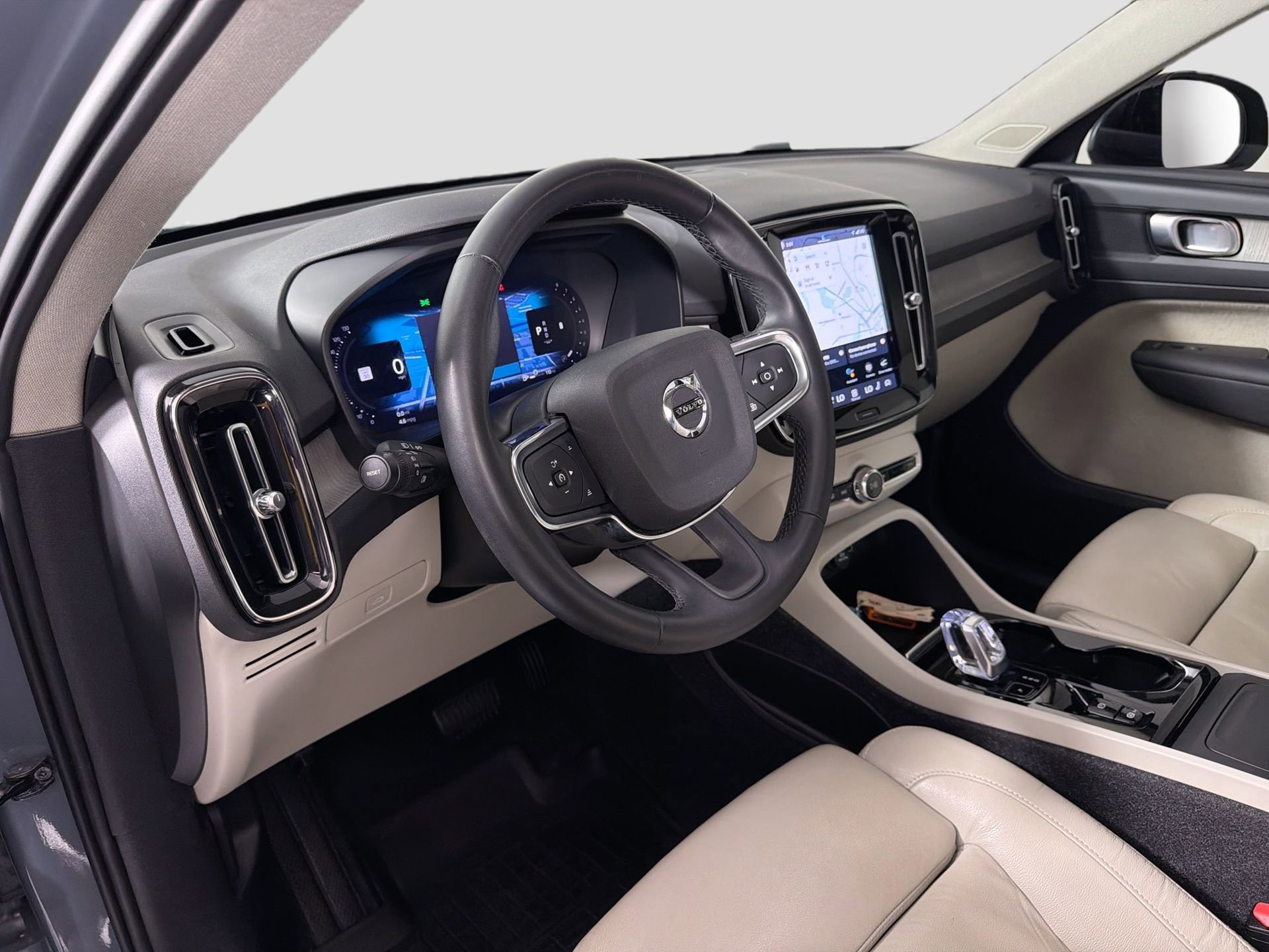 Certified 2023 Volvo XC40 B5 Plus w/ Protection Package Premier image 10