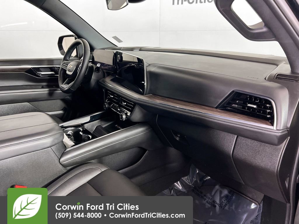 Used 2025 Chevrolet Suburban LT image 32