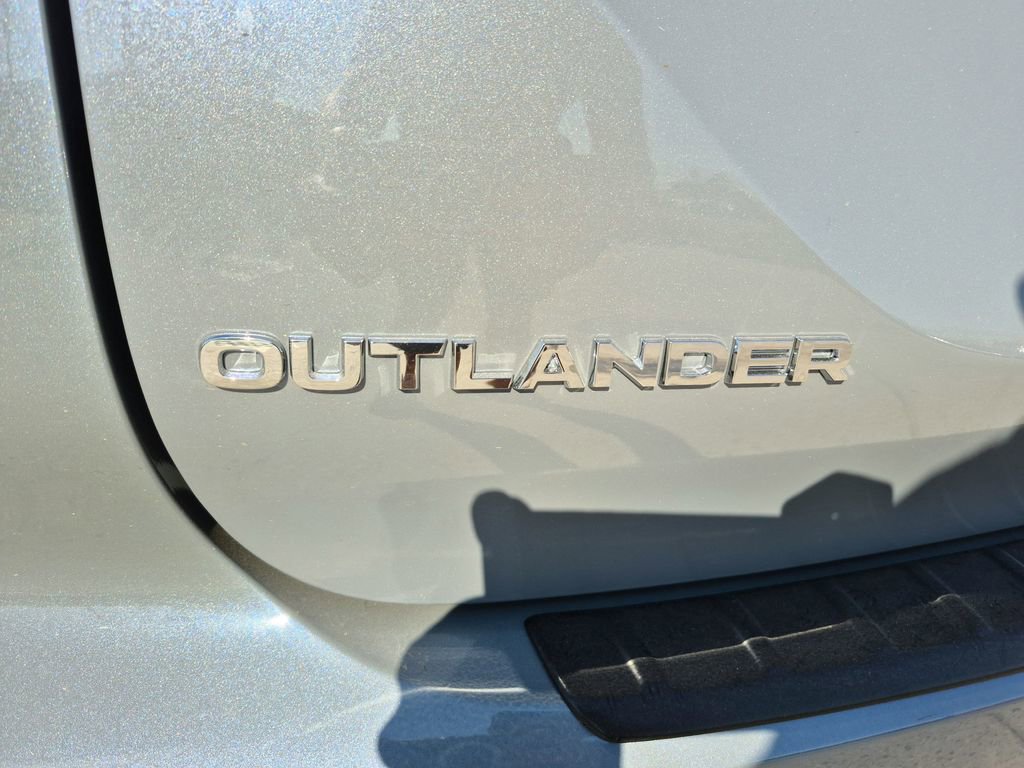 New 2025 Mitsubishi Outlander SE image 13