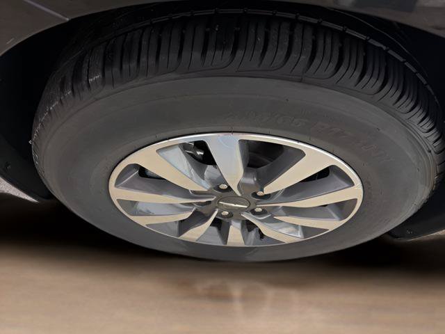 Used 2024 Chrysler Pacifica Limited FWD image 11
