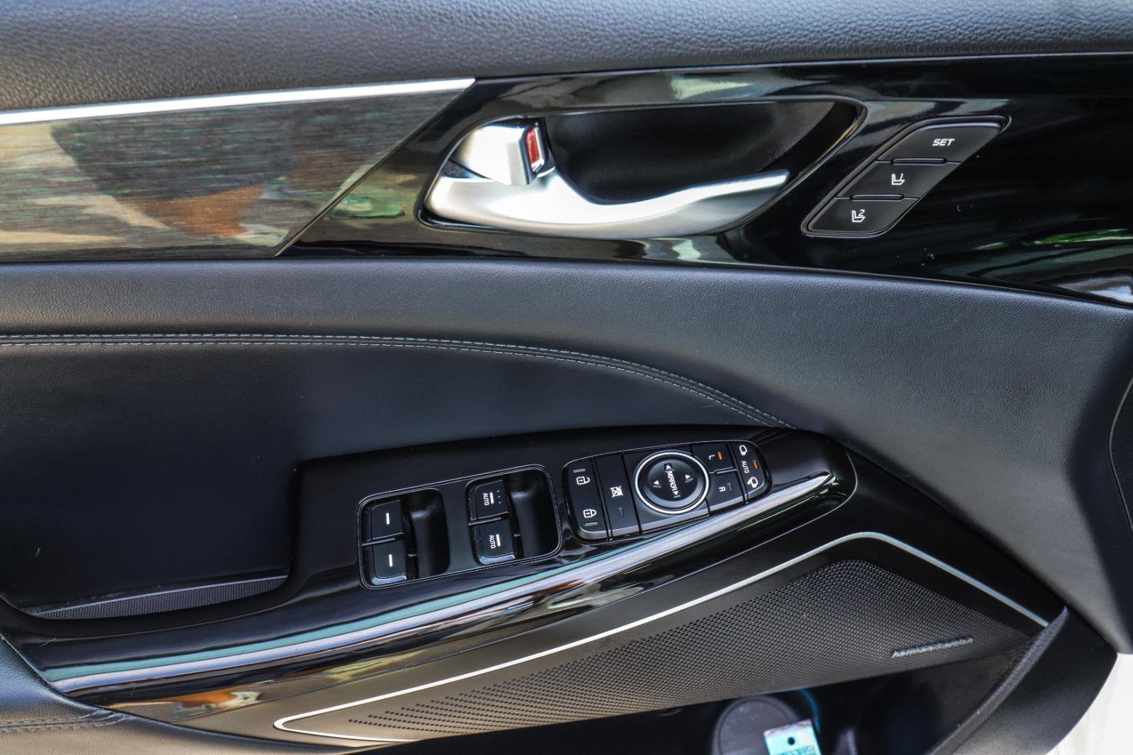 Used 2017 Kia Cadenza Limited FWD image 32