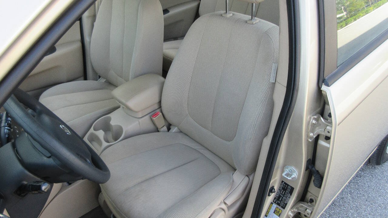 Used 2008 Kia Rondo LX FWD image 11