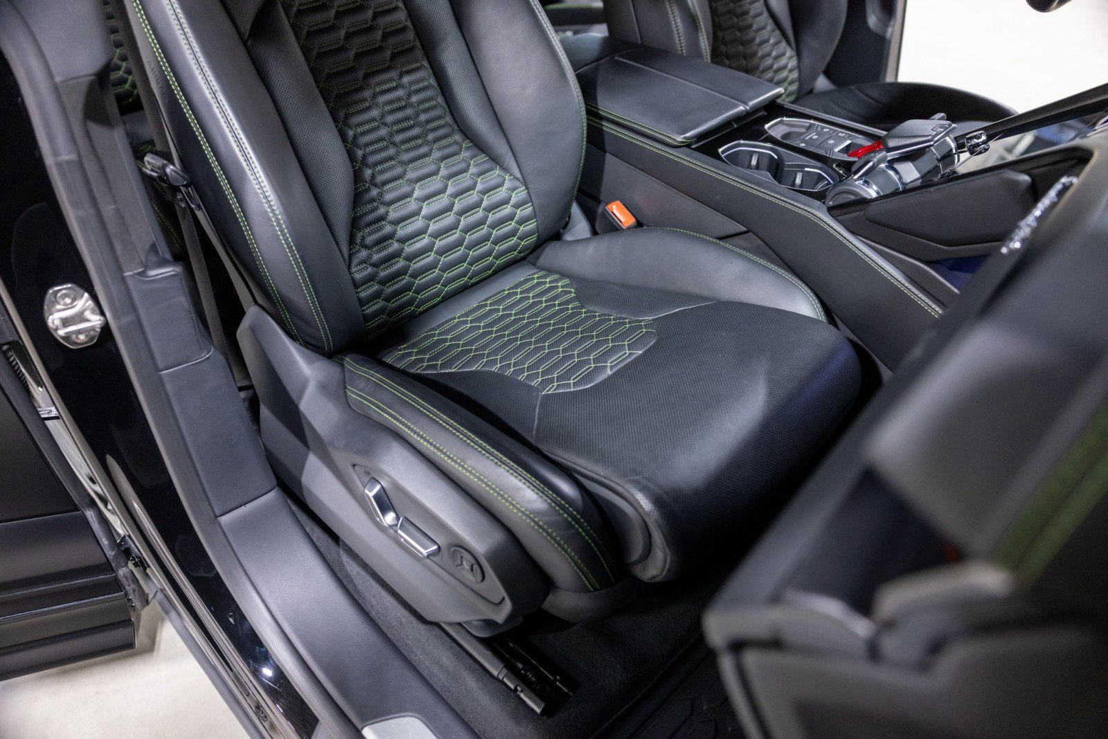 Used 2022 Lamborghini Urus image 31