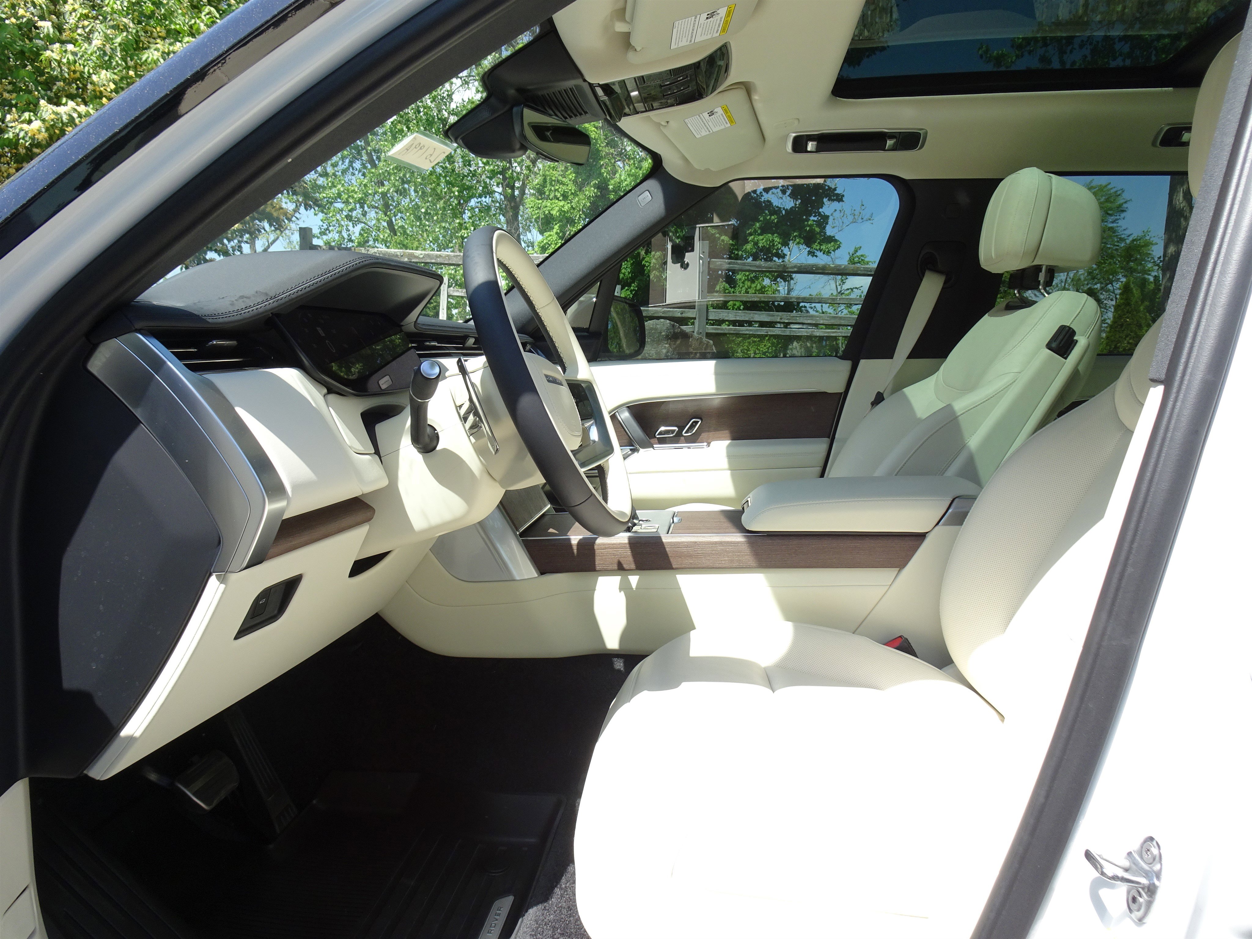 Certified 2025 Land Rover Range Rover SE AWD/4WD image 2