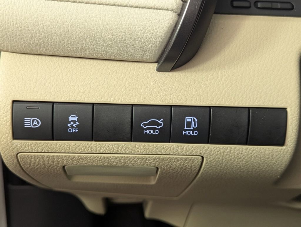 Used 2020 Toyota Camry XLE FWD image 15