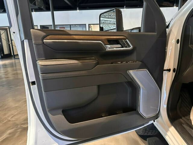 Used 2024 Chevrolet Silverado 3500 High Country w/ High Country Premium Package AWD/4WD image 9