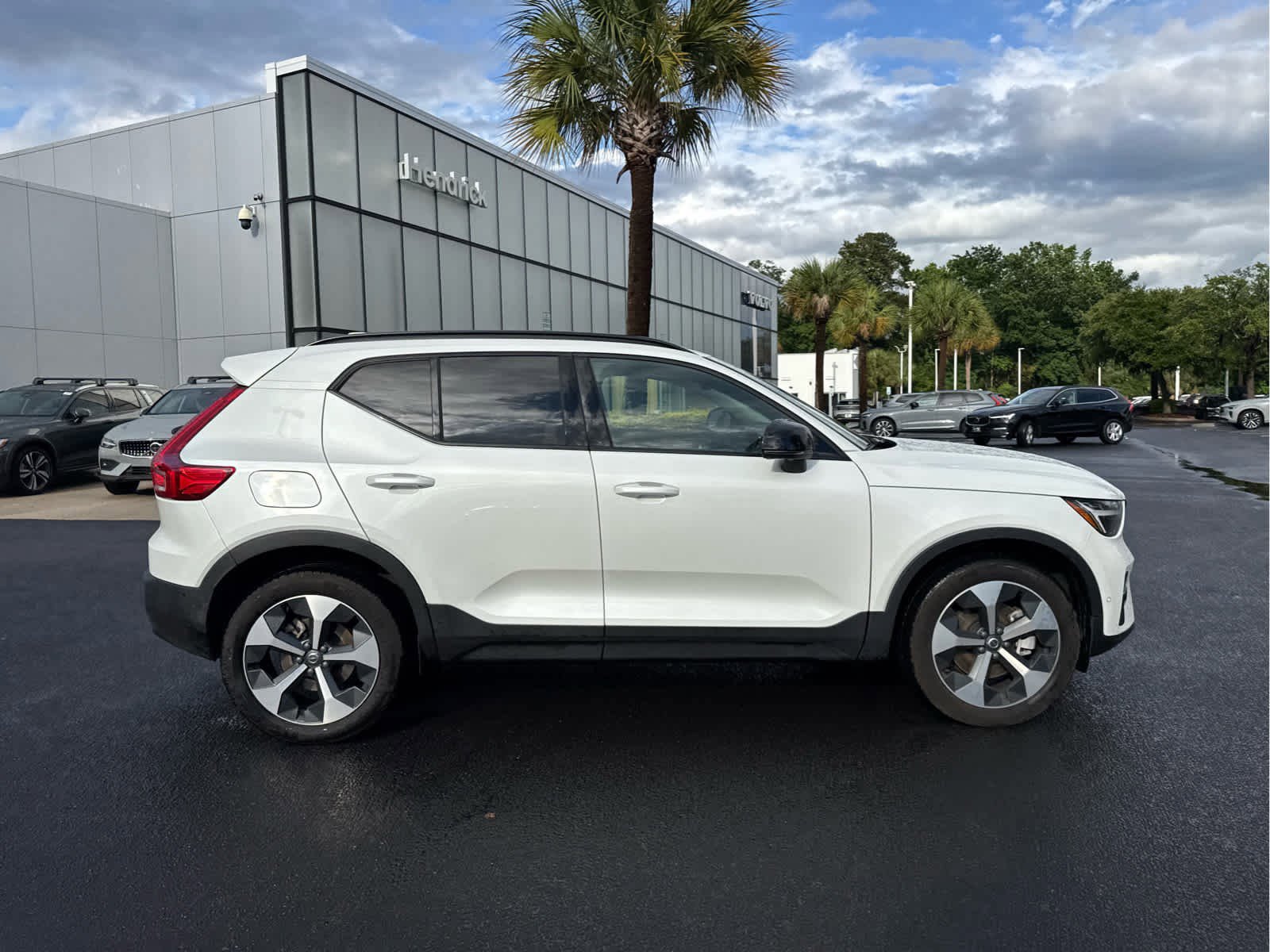 Certified 2025 Volvo XC40 B5 Plus AWD/4WD image 21