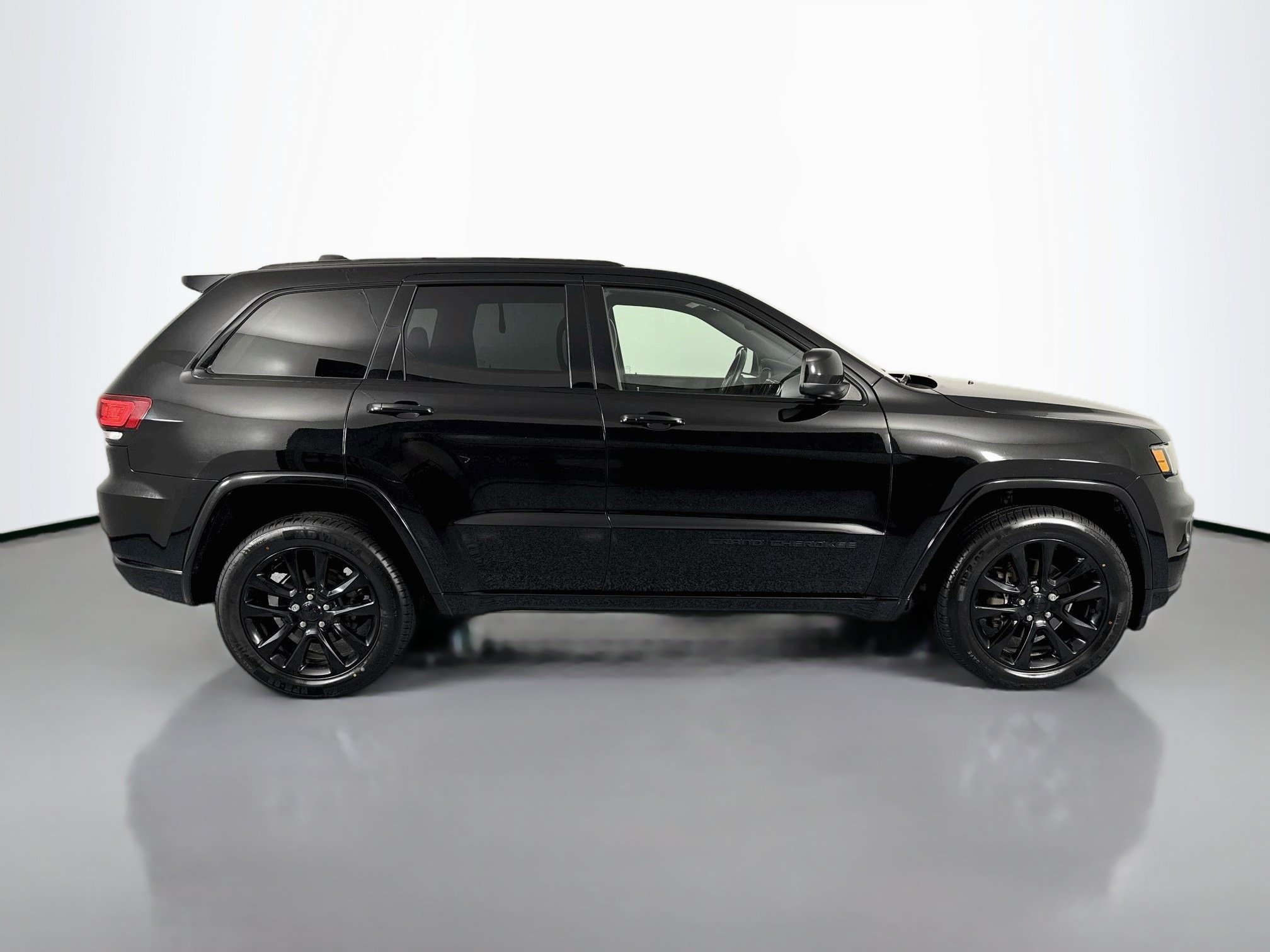 Used 2018 Jeep Grand Cherokee Altitude AWD/4WD image 4