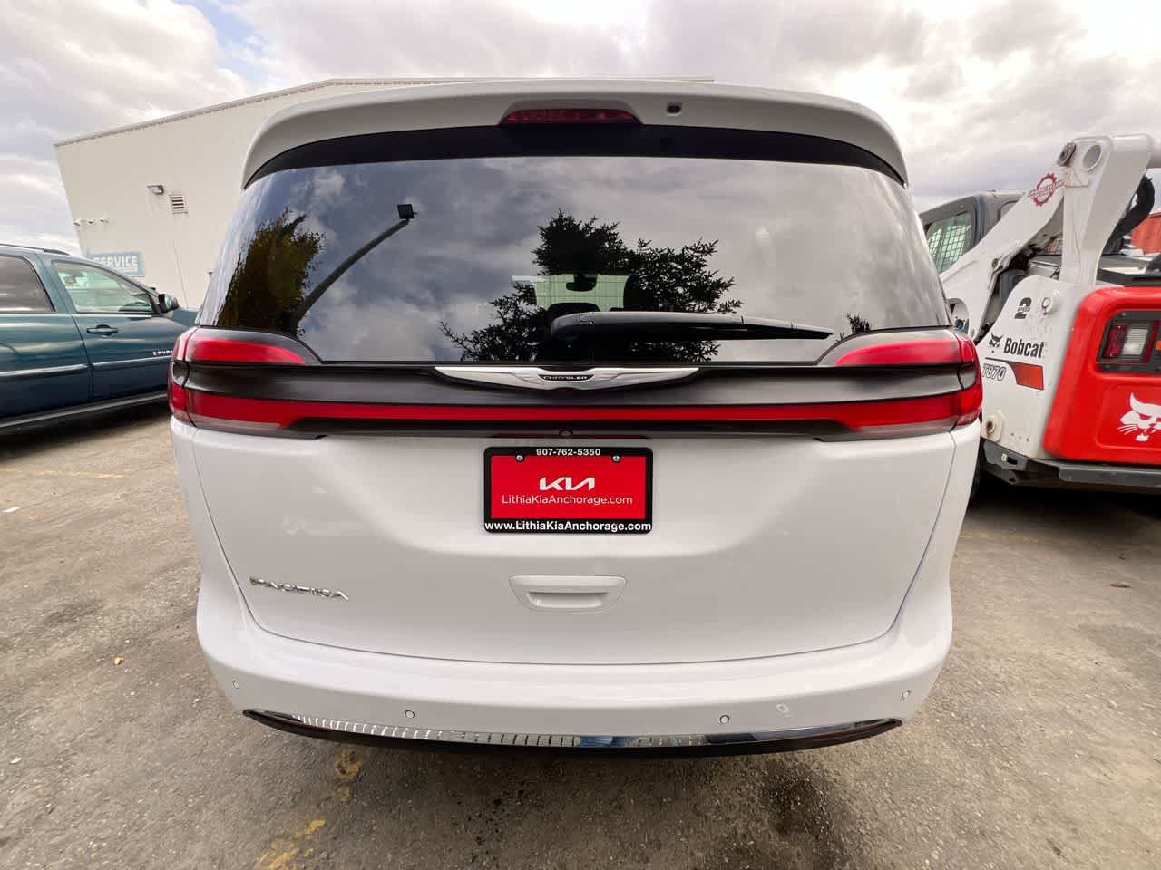 Used 2024 Chrysler Pacifica Touring-L FWD image 27