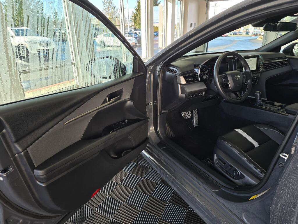 Used 2025 Toyota Camry SE image 18