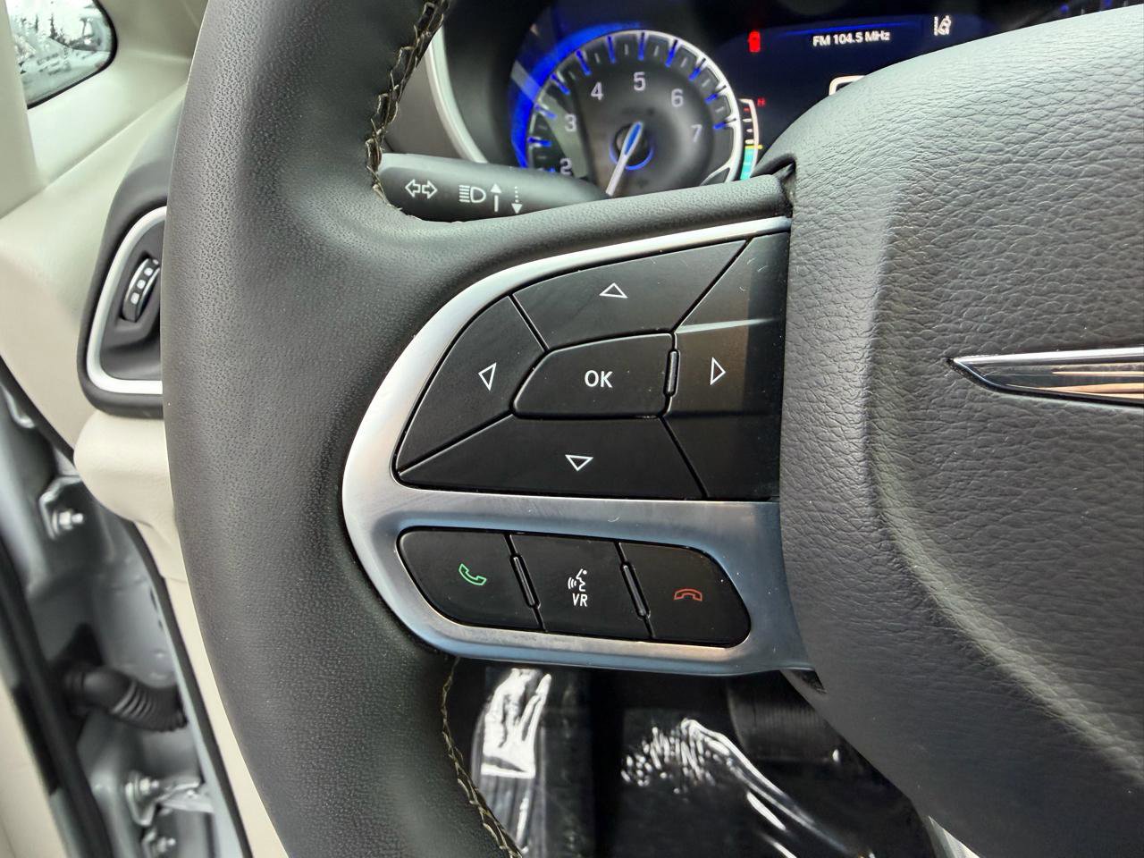 Used 2024 Chrysler Pacifica Touring-L image 27