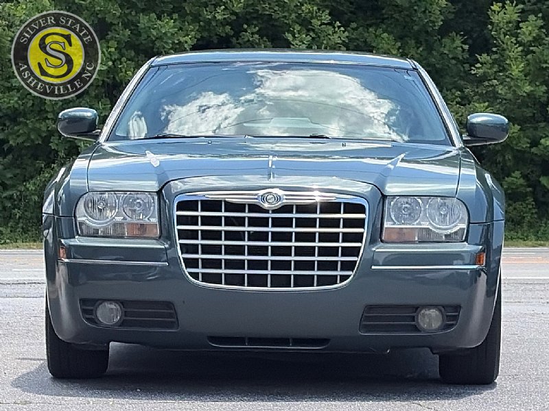 Used 2005 Chrysler 300 Touring RWD image 2