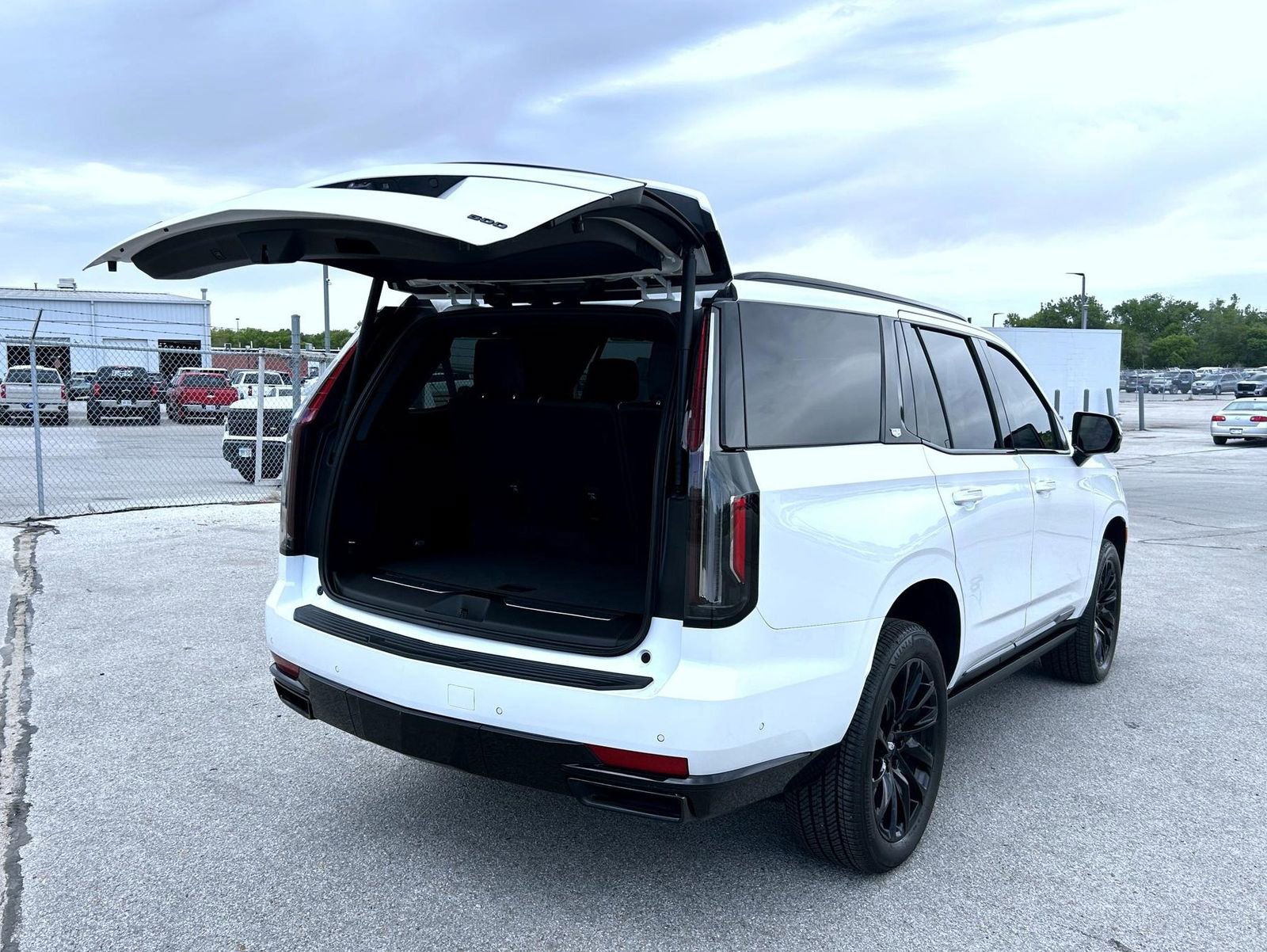 Certified 2024 Cadillac Escalade Sport Platinum w/ LPO, ONYX Package AWD/4WD image 23