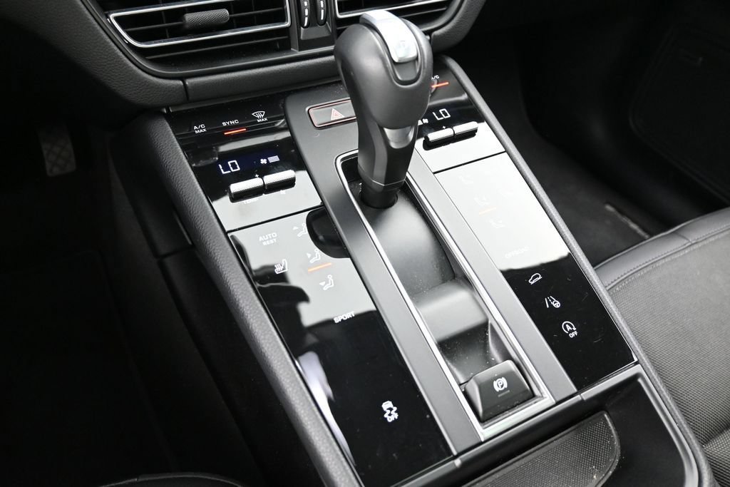 Certified 2025 Porsche Macan AWD/4WD image 21