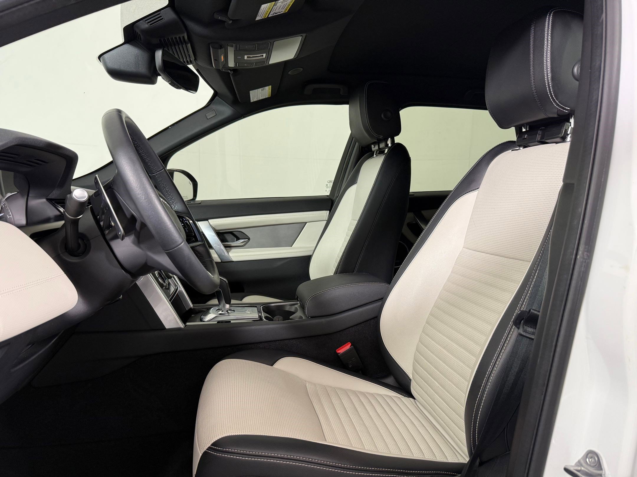 Used 2023 Land Rover Discovery Sport SE R-Dynamic image 5