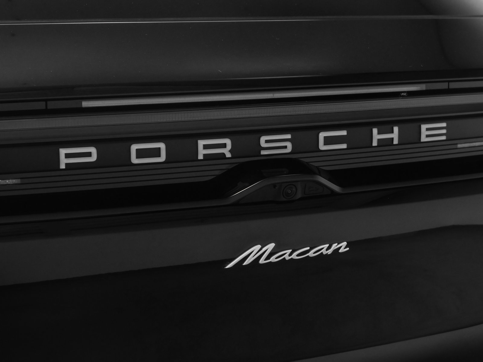 Certified 2025 Porsche Macan Electric RWD image 17