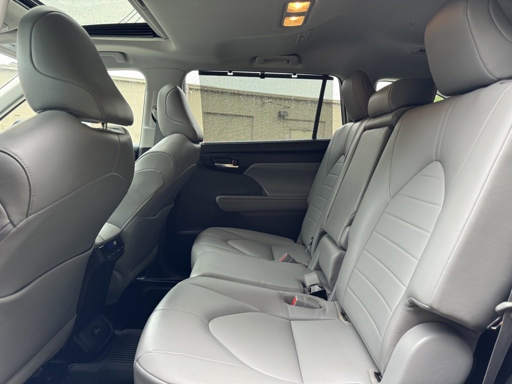 Used 2022 Toyota Highlander XLE image 22