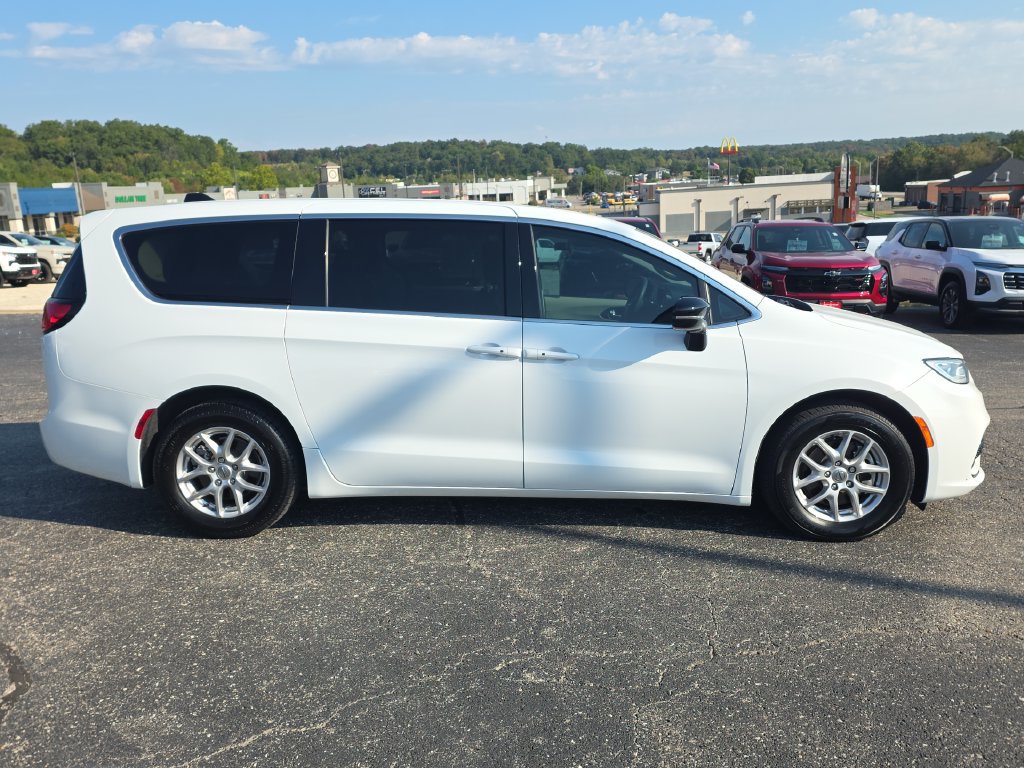 Used 2024 Chrysler Pacifica Touring-L FWD image 9
