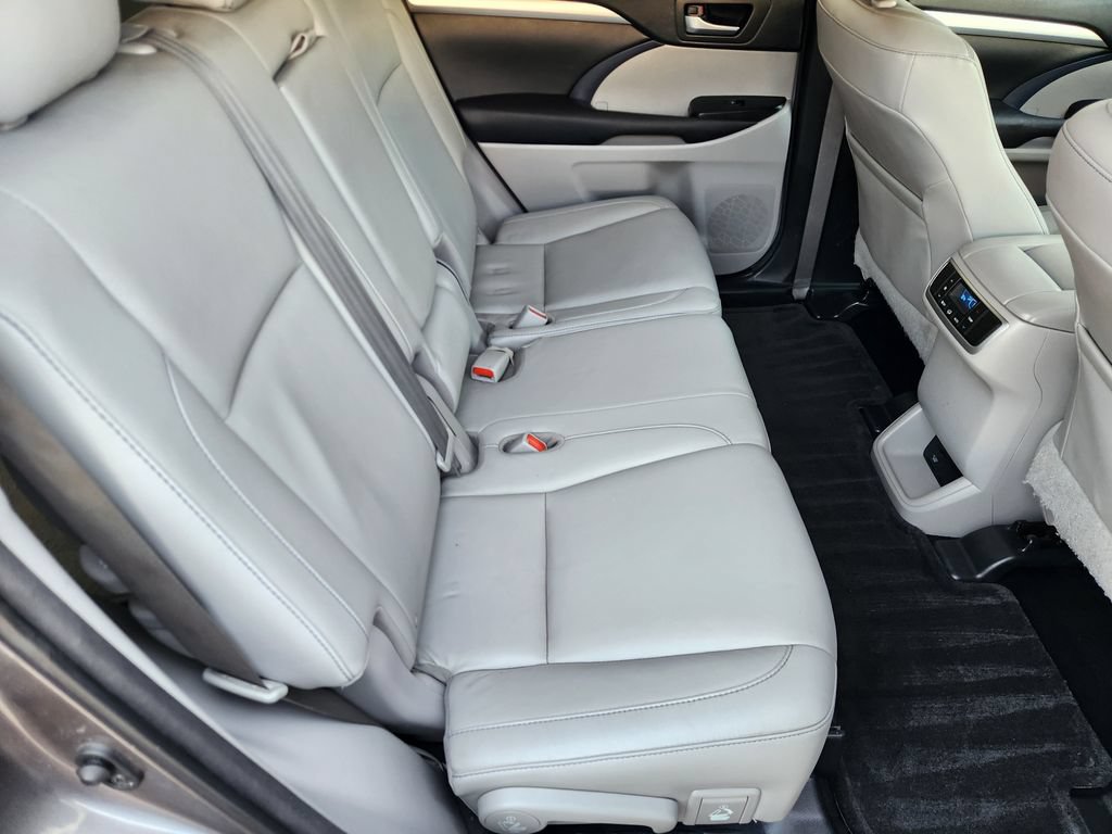 Used 2016 Toyota Highlander XLE FWD image 31