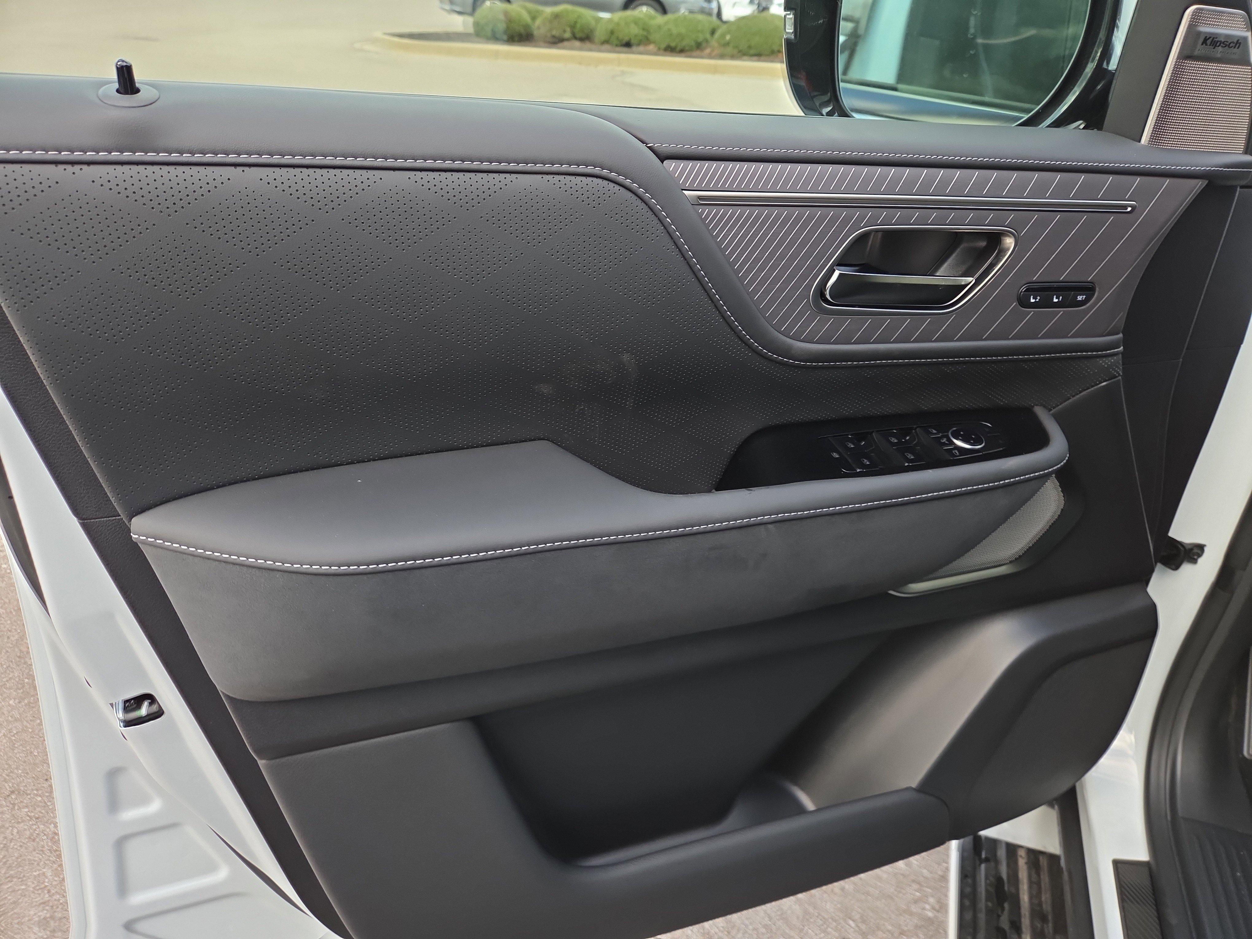 New 2026 INFINITI QX80 Autograph w/ Premium Cargo Package image 5