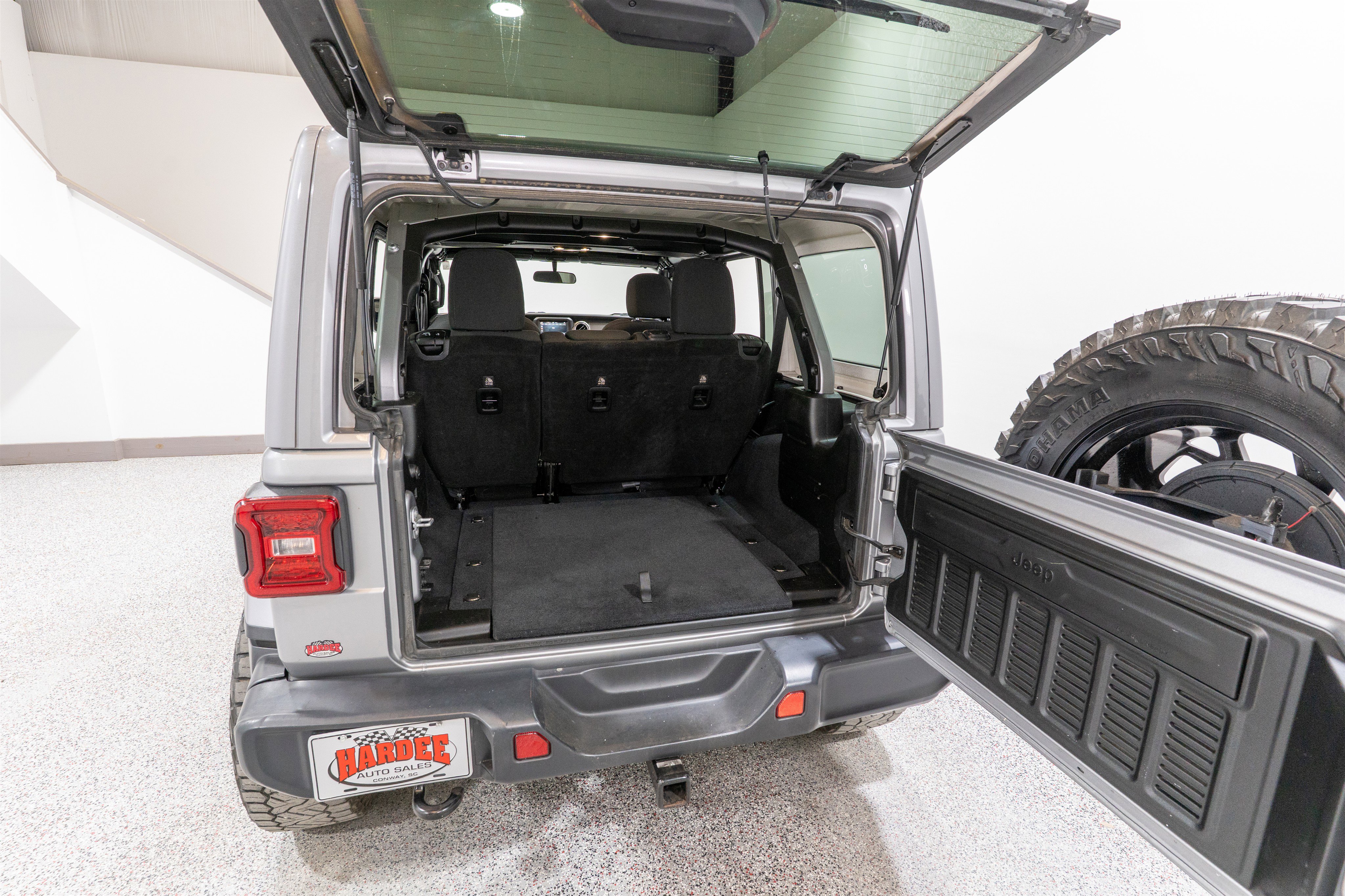 Used 2019 Jeep Wrangler Unlimited Sahara w/ LED Lighting Group image 30