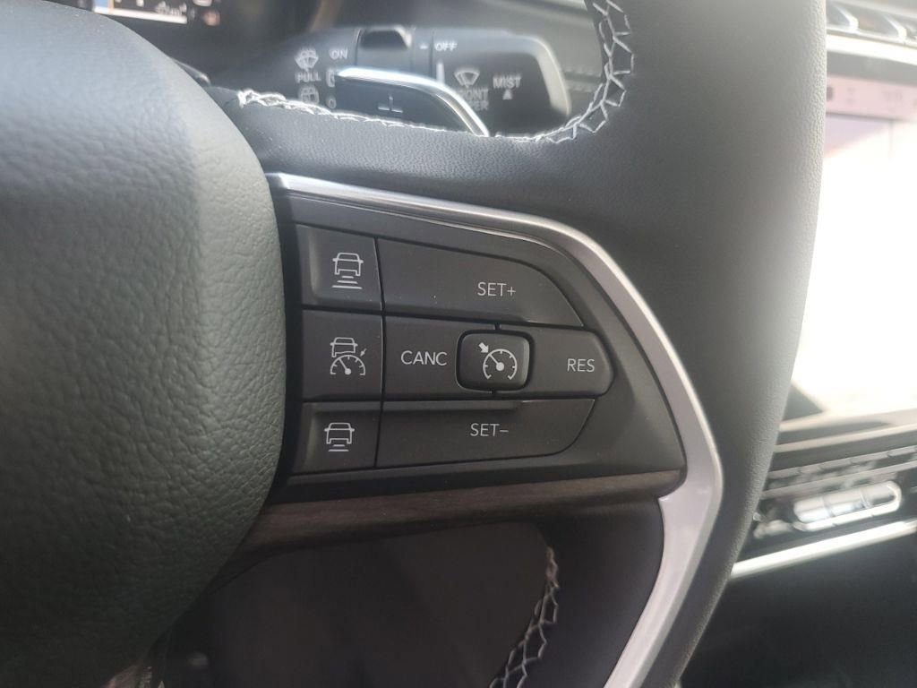 Used 2025 Jeep Grand Cherokee Limited w/ Black Appearance Package image 21